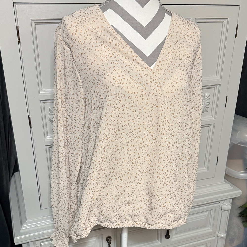 Entro Women's Cream Patterned V-Neck Blouse Size Large